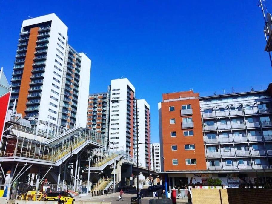 Entire Apartment Next To Canary Wharf In Londres Exterior foto